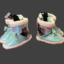 Load image into Gallery viewer, Frozen-Themed Glitter Snowflake – Cozy and Sparkly Kids&#39; Slippers
